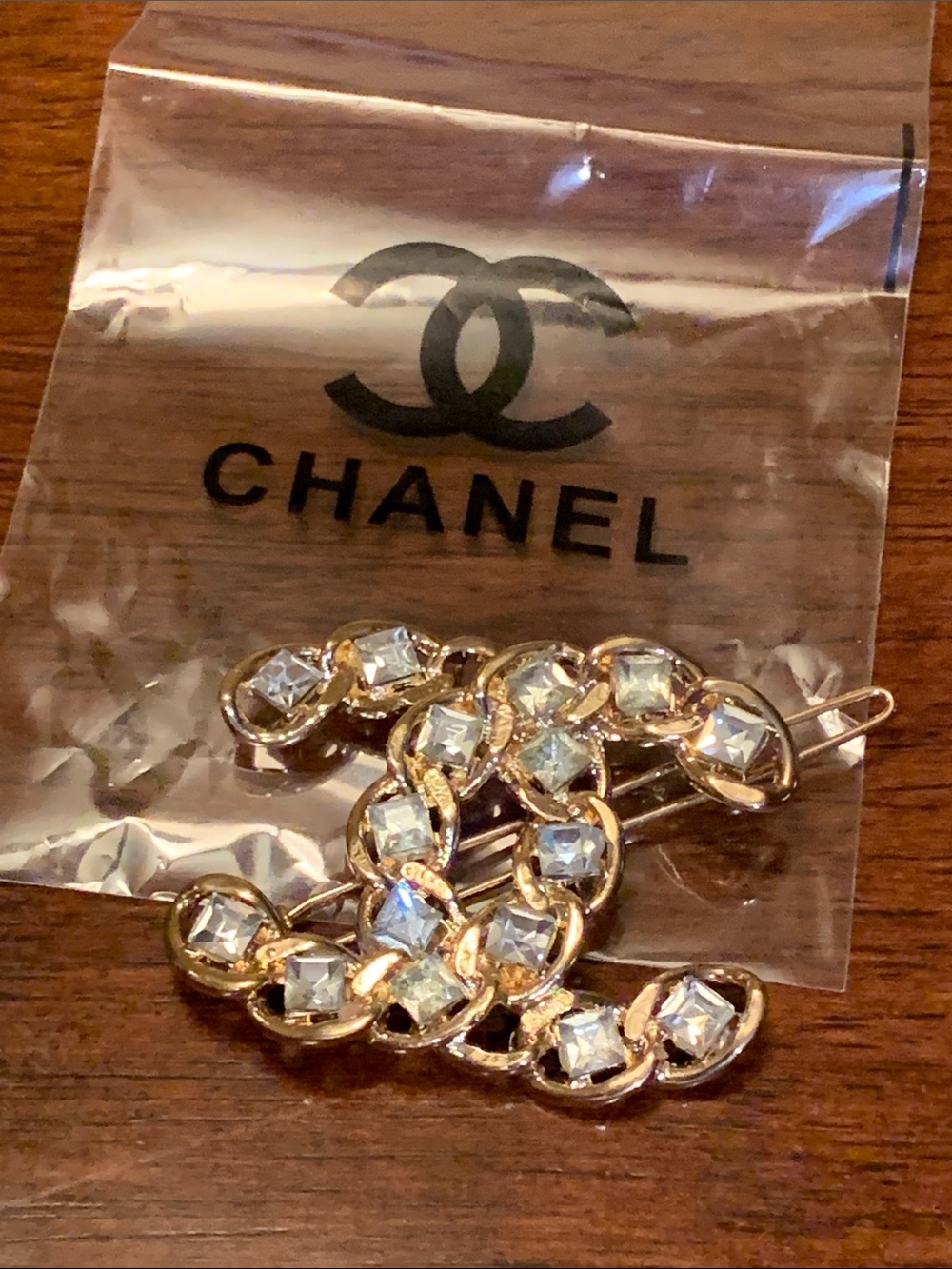 Absolutely stunning brand new, with crystal, golden plated new Chanel hair clip🩷